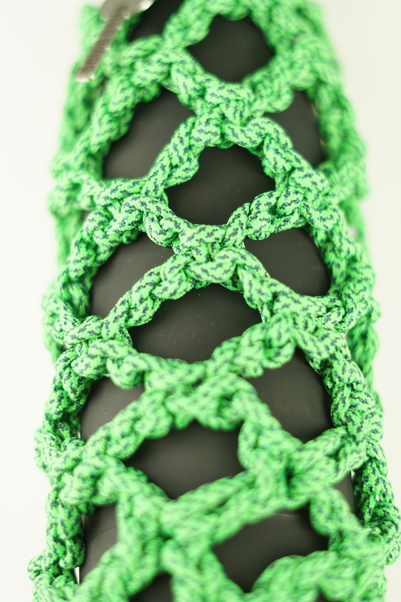 Green bottle carrier made of paracord rope