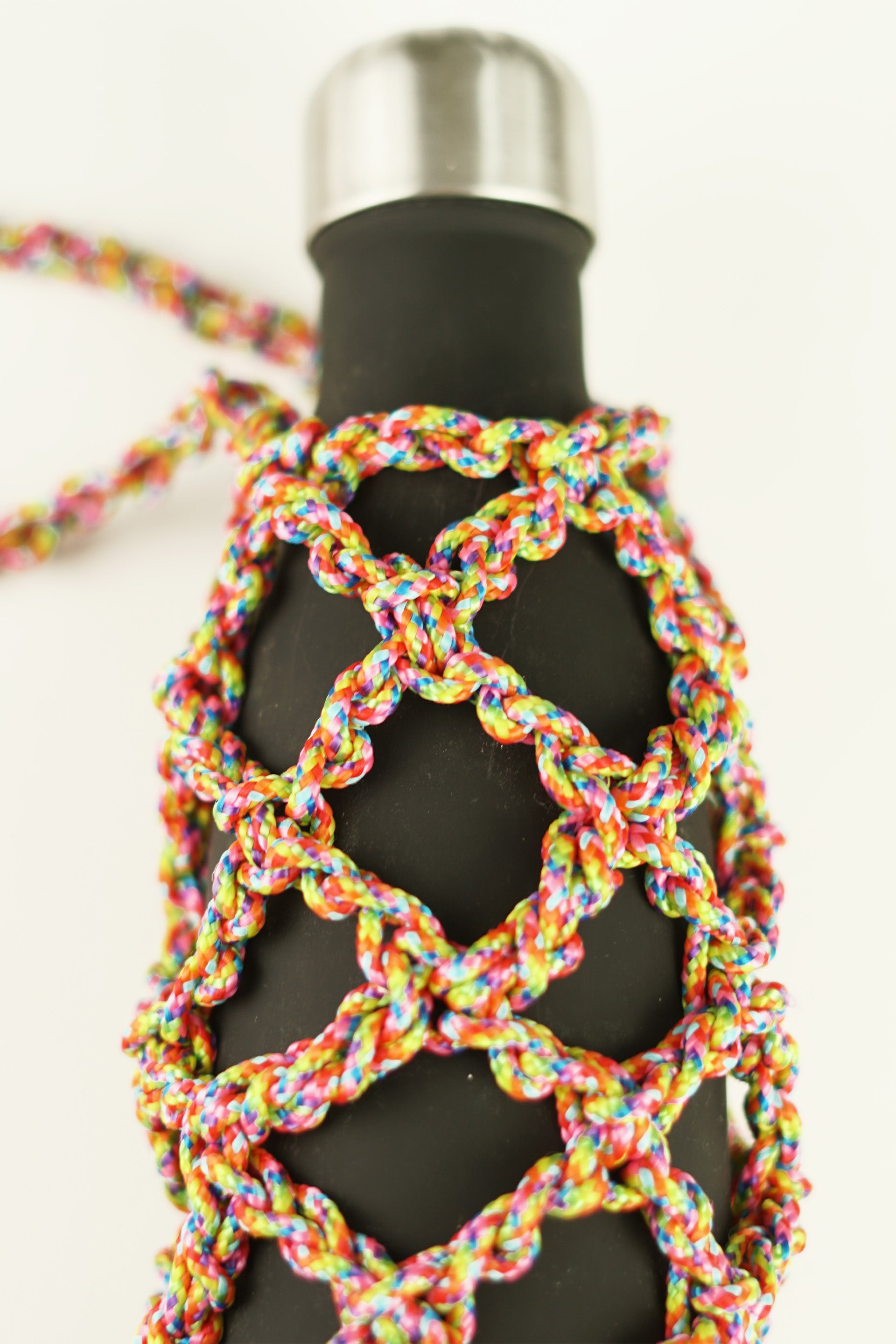 Multicolor water porter made of paracord rope